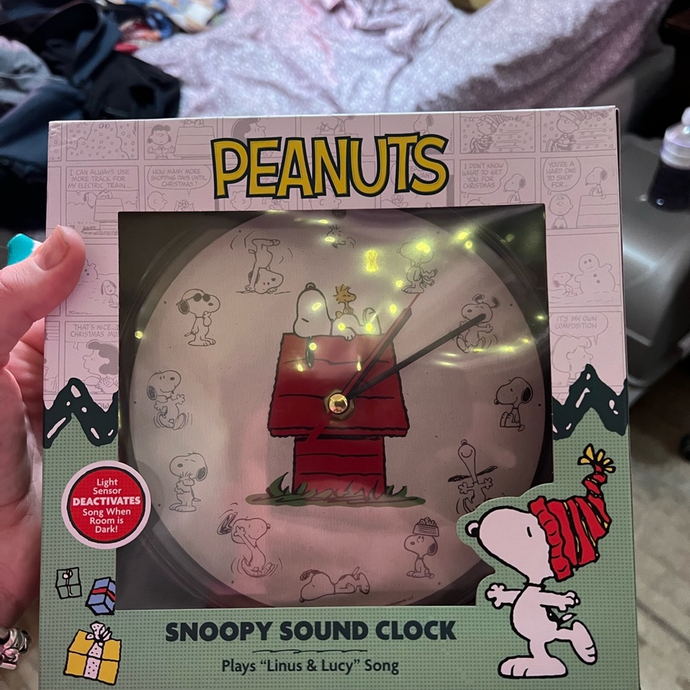 Snoopy Sound Clock Plays Music. New in box!